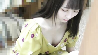 【稀缺资源极限高抄】色胆包天瞄人缝各种公共场合近距离偸拍那些低头专注的小姐姐胸部内衣走光露点 (1)